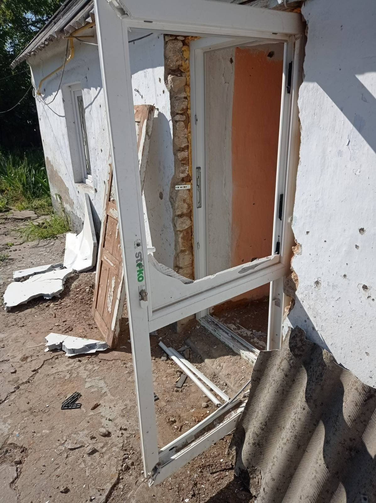 Побиті будинки і вирви на городах: околиці Миколаєва після обстрілу з «Ураганів»