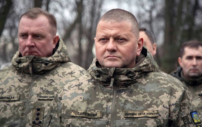 Снаряд застряг на сторінці із Залужним. Журналістів обстріляли під Бахмутом