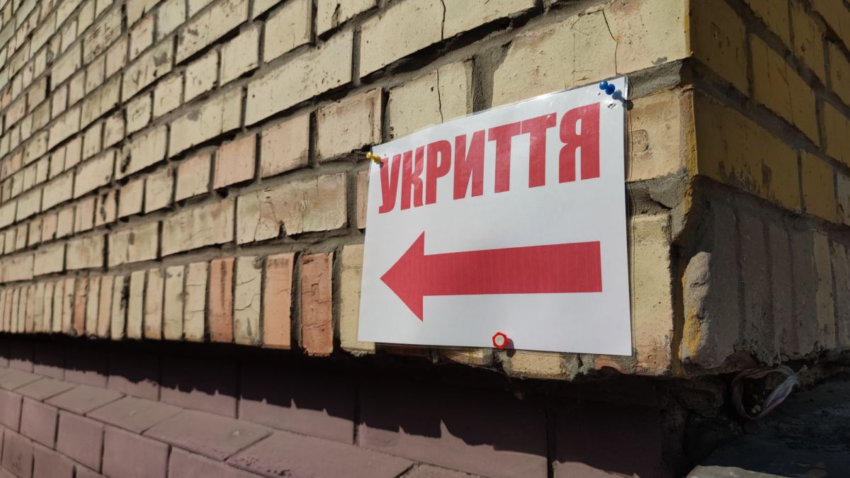 Під час нічної атаки на Київ чоловік намагався вкоротити собі віку в укритті