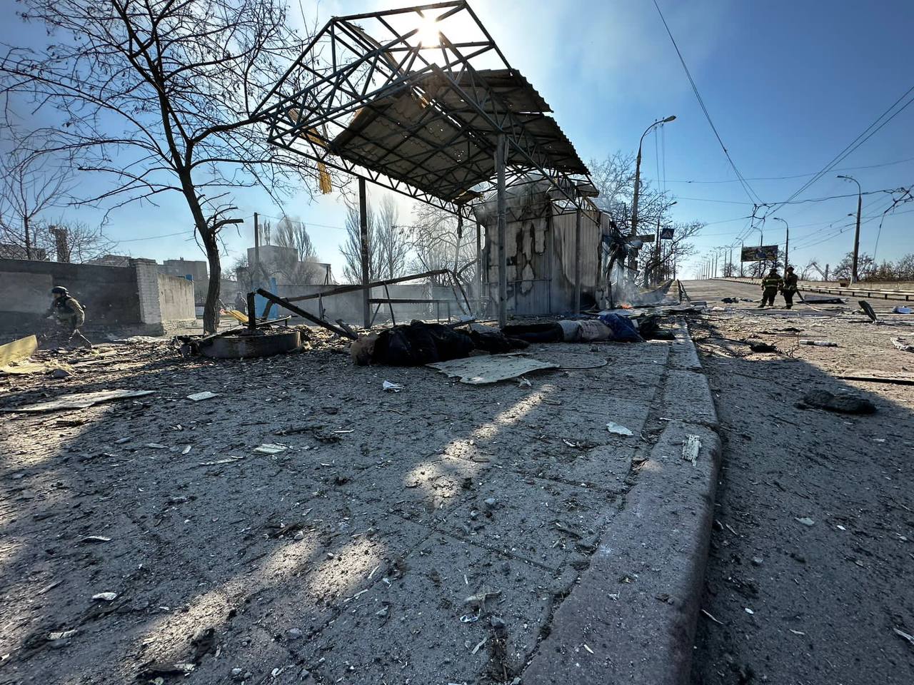 Окупанти обстріляли Херсон, влучили в зупинку транспорту. Троє загиблих