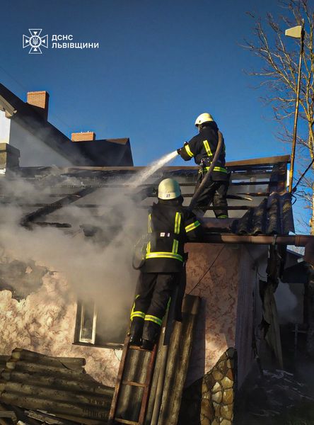 На Львівщині виникла пожежа в дерев’яному житловому будинку