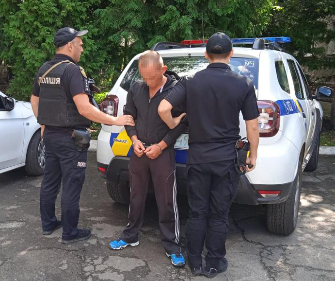 Надто повільно переходив дорогу: у Львові пасажир авта накинувся з ножем на пішохода