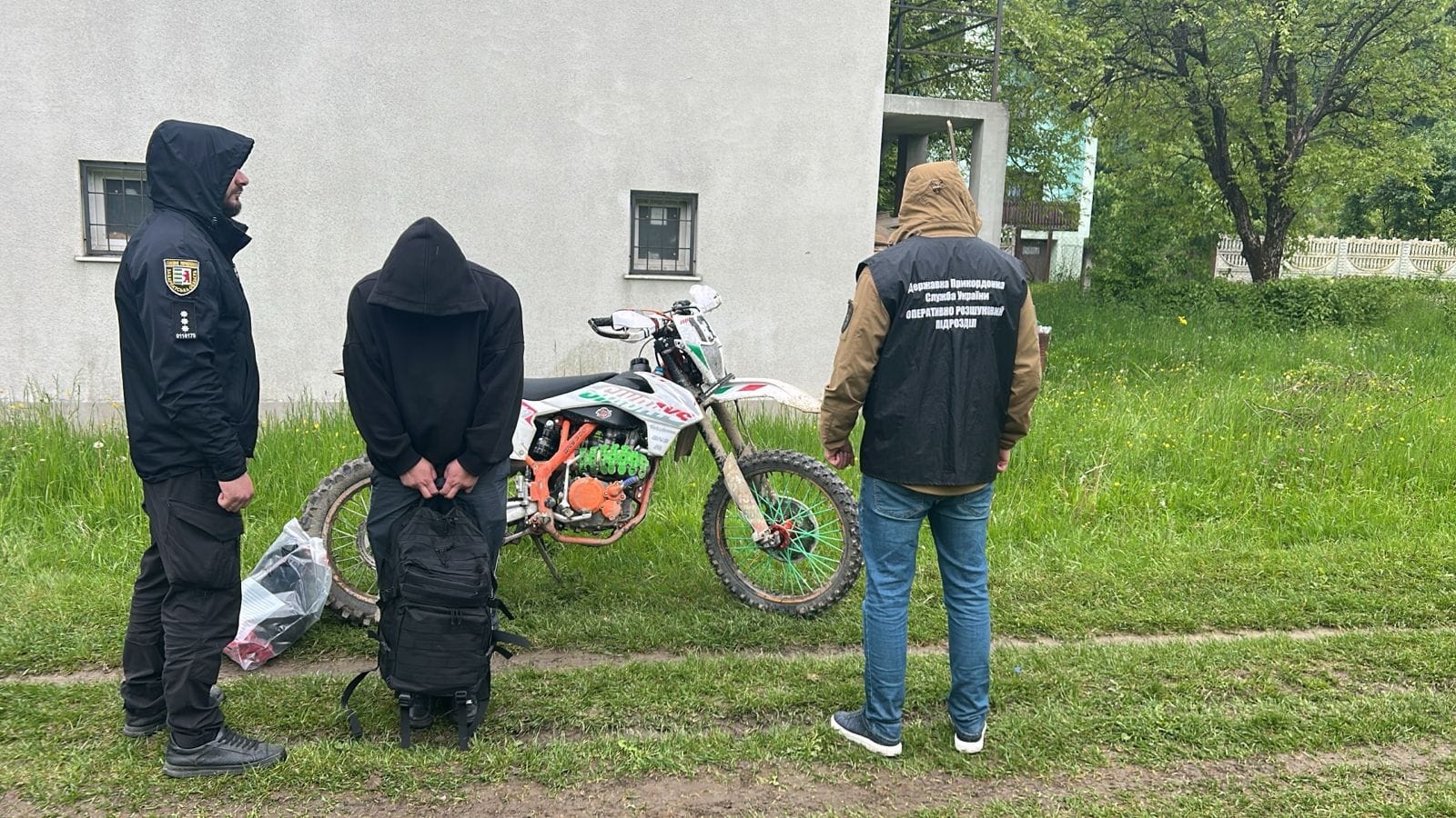На Закарпатті затримали чоловіка, який намагався переправити через кордон жителя Львівщини