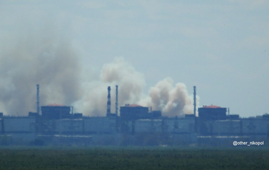 Поблизу Запорізької АЕС стовп диму: що відомо
