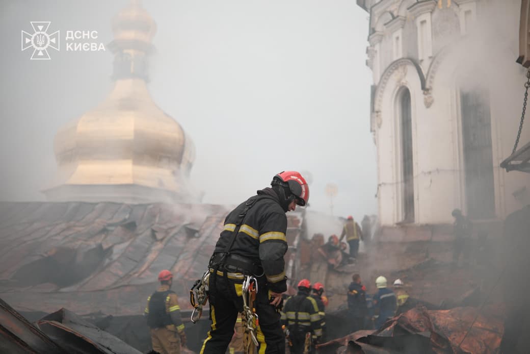 Росія палає люттю до культури: у Києві горить Успенський Собор та Мистецький арсенал (фото, відео)