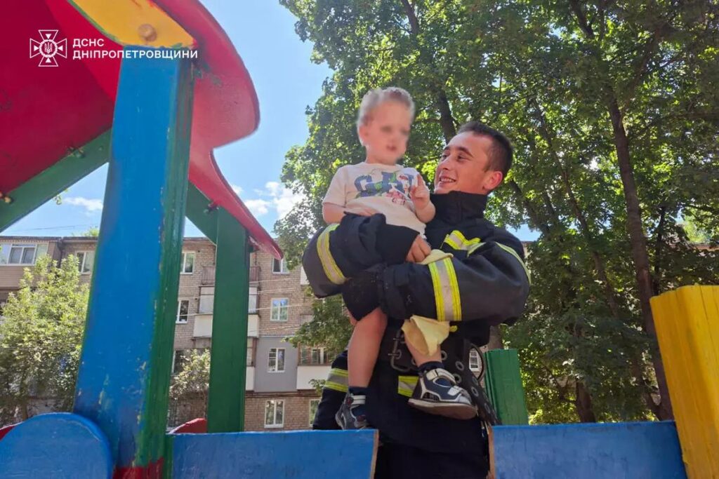 На Дніпропетровщині рятували хлопчика, який застряг головою на дитячому майданчику