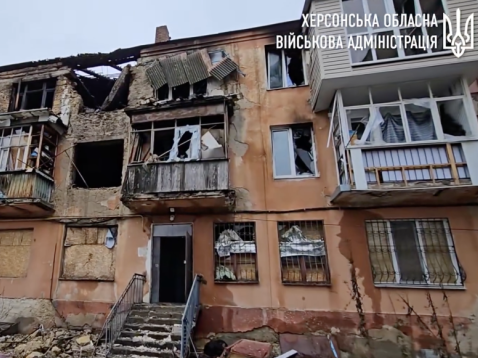 Обстріли Херсона: росіяни влучили в будинок та обстріляли ринок