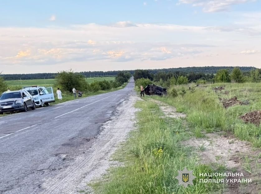 Авто перекинулося на дах: з'явилися фото з аварії на Львівщині