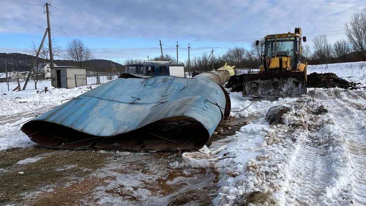 На Львівщині через сильні морози впала водонапірна башта: фото з місця