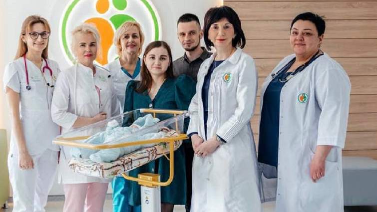Найменший за всю історію. Львівські неонатологи виходили 580-грамового малюка