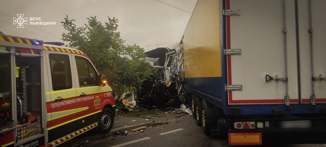ДТП на Львівщині за участі вантажівок: рятувальники повідомили деталі