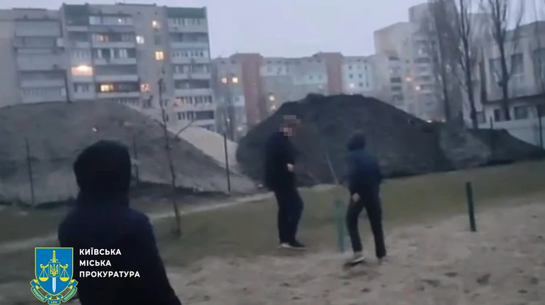 Били та знімали на відео: у Києві підлітки побили школяра