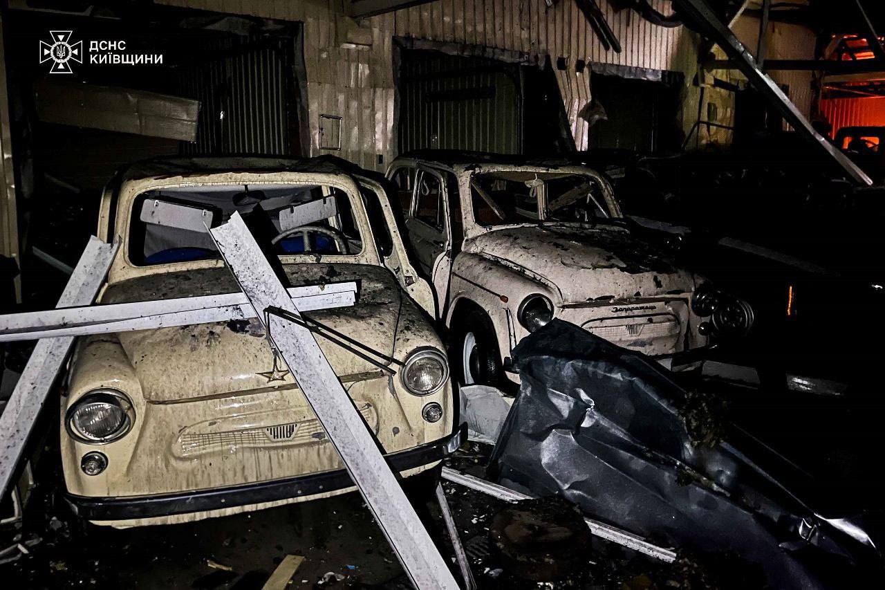 На Київщині уламки "шахеда" впали на музей ретро авто: фото з місця вибуху