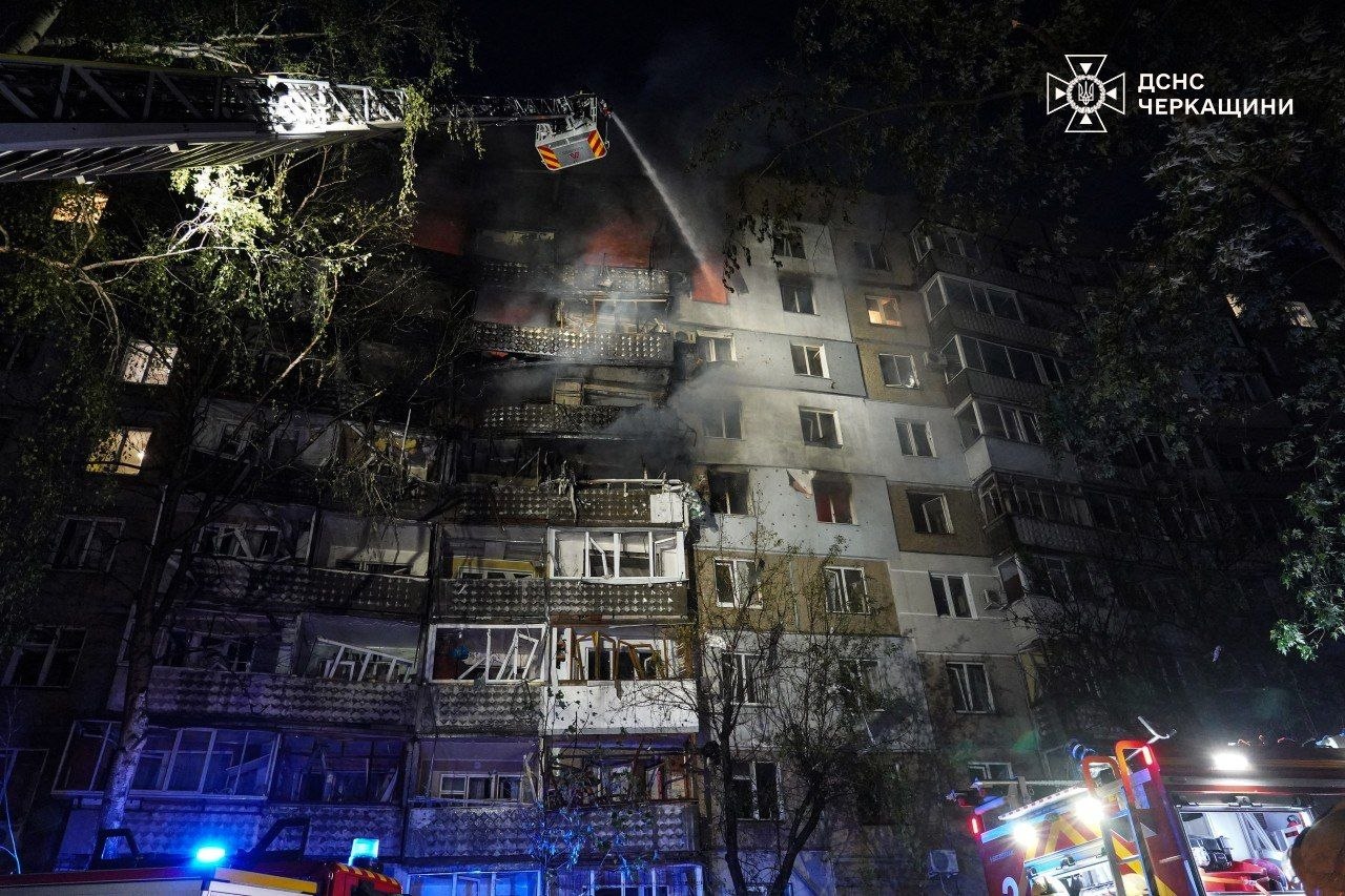 Російський дрон влучив у багатоповерхівку в Черкасах: серед постраждалих — діти