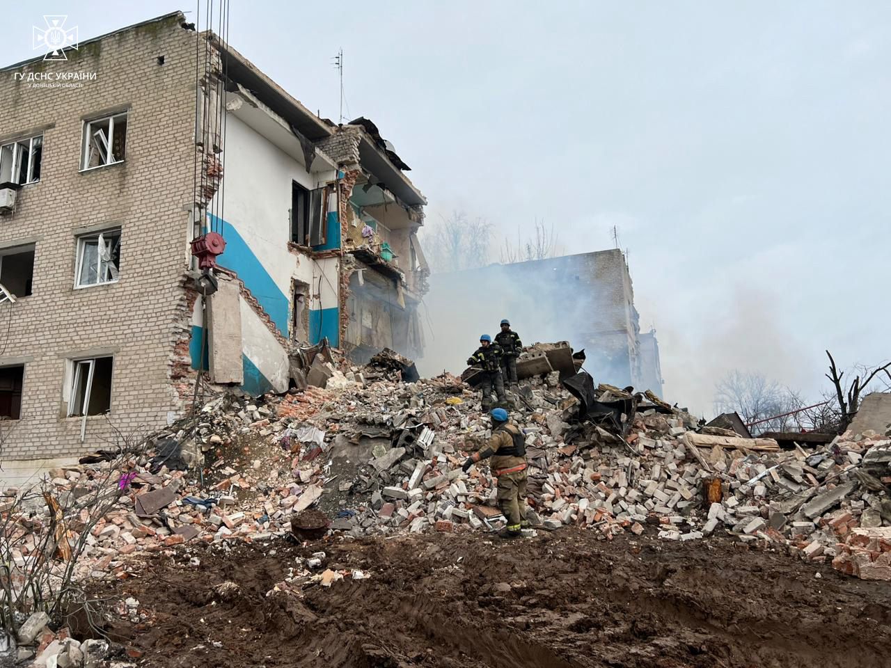 Обстріли Донеччини: у Нью-Йорку  під завалами будинку може перебувати 5 людей, пошук призупинили