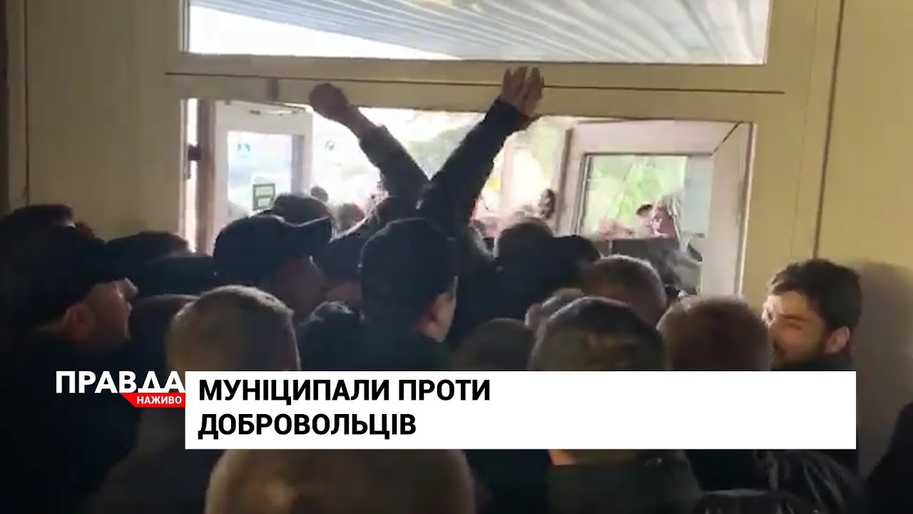 Штовханина і вибиті вікна в Львівській міськраді: що відбулося?