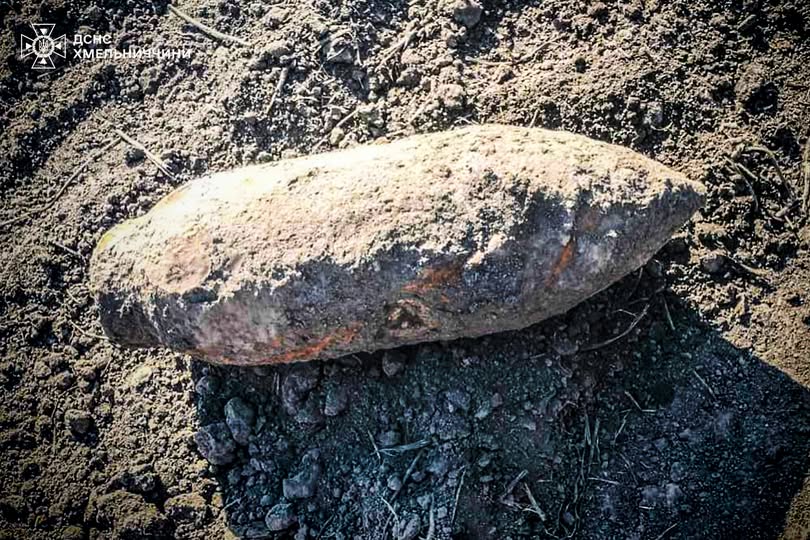 У Хмельницькому на вулиці знайшли фугасну бомбу (фото)