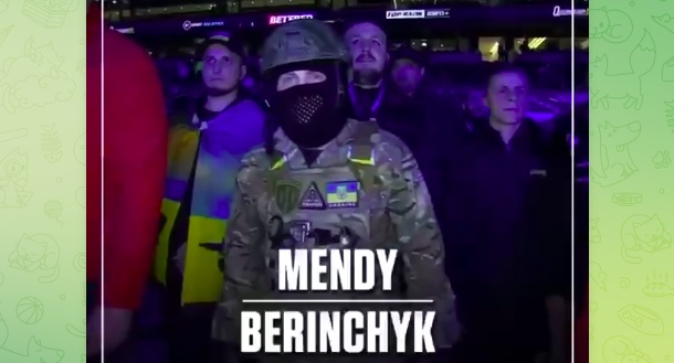 На бій - у формі "Кракена": боксер Денис Берінчик став чемпіоном Європи
