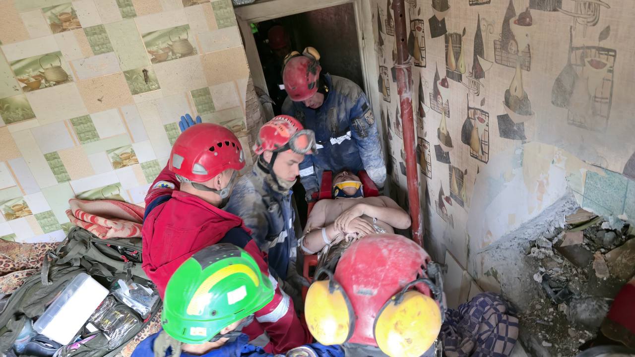 У Києві рятувальники витягли чоловіка з зруйнованого під’їзду