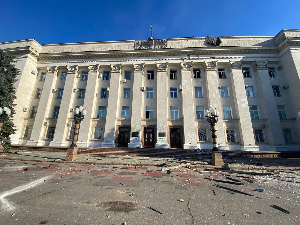 Окупанти обстріляли залповим вогнем будівлю Херсонської адміністрації