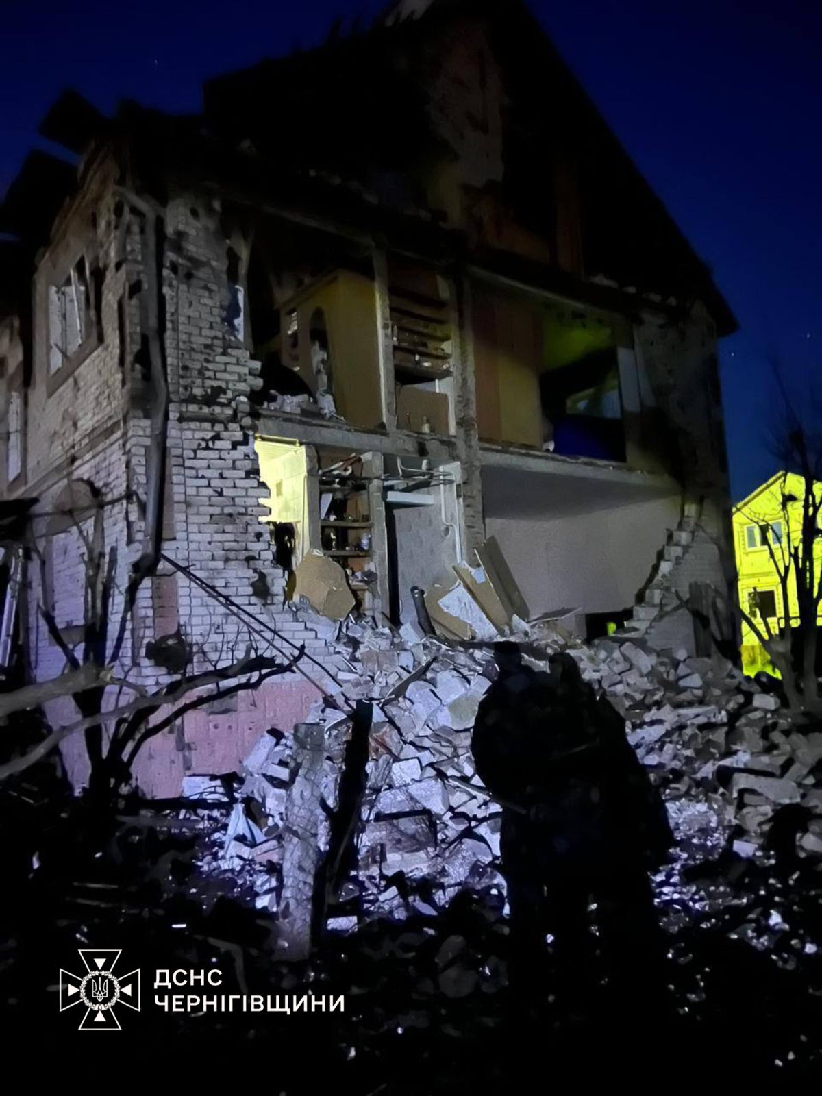 З'явилися ще фото наслідків ракетного удару по Чернігову