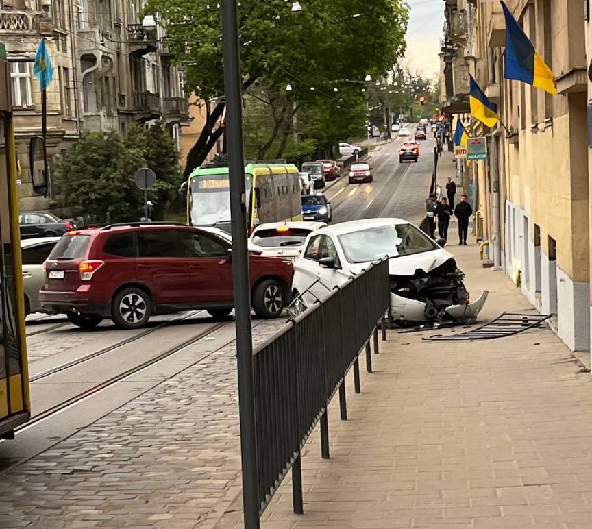Автотроща у центрі Львова: з'явилися фото, як авто знесло паркан
