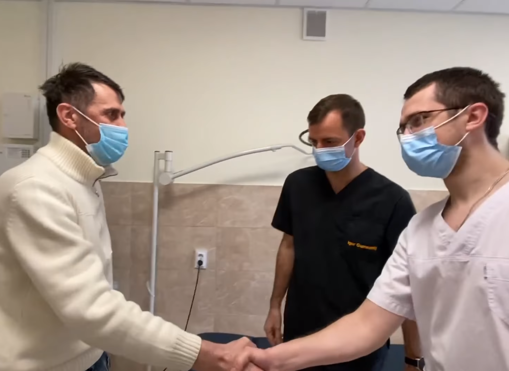 Ходить на прогулянки. Медики про першого пацієнта, якому успішно пересадили легені