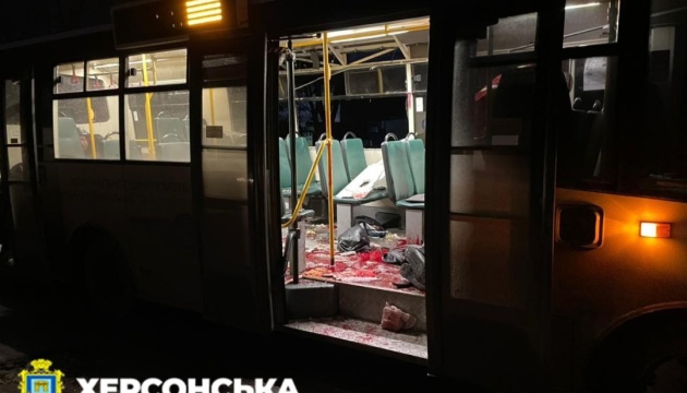 Росіяни атакували дроном маршрутку в Херсоні: є жертви (відео)