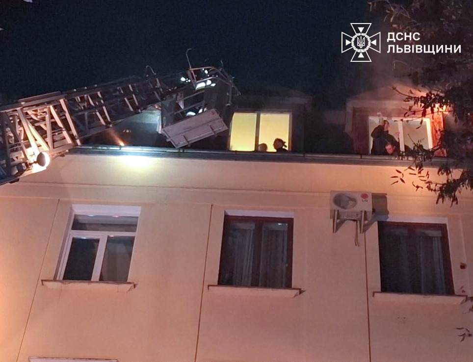 У Львові люди опинились у "вогняній пастці" через пожежу в багатоповерхівці