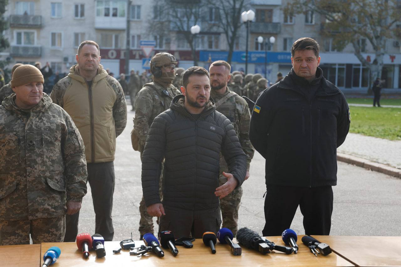 «Нам Москва не потрібна». Як Зеленського зустрічали в центрі Херсона