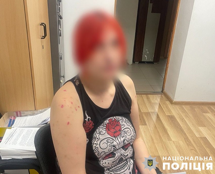 У Києві жінка намагалась зарізати дівчину колишнього чоловіка