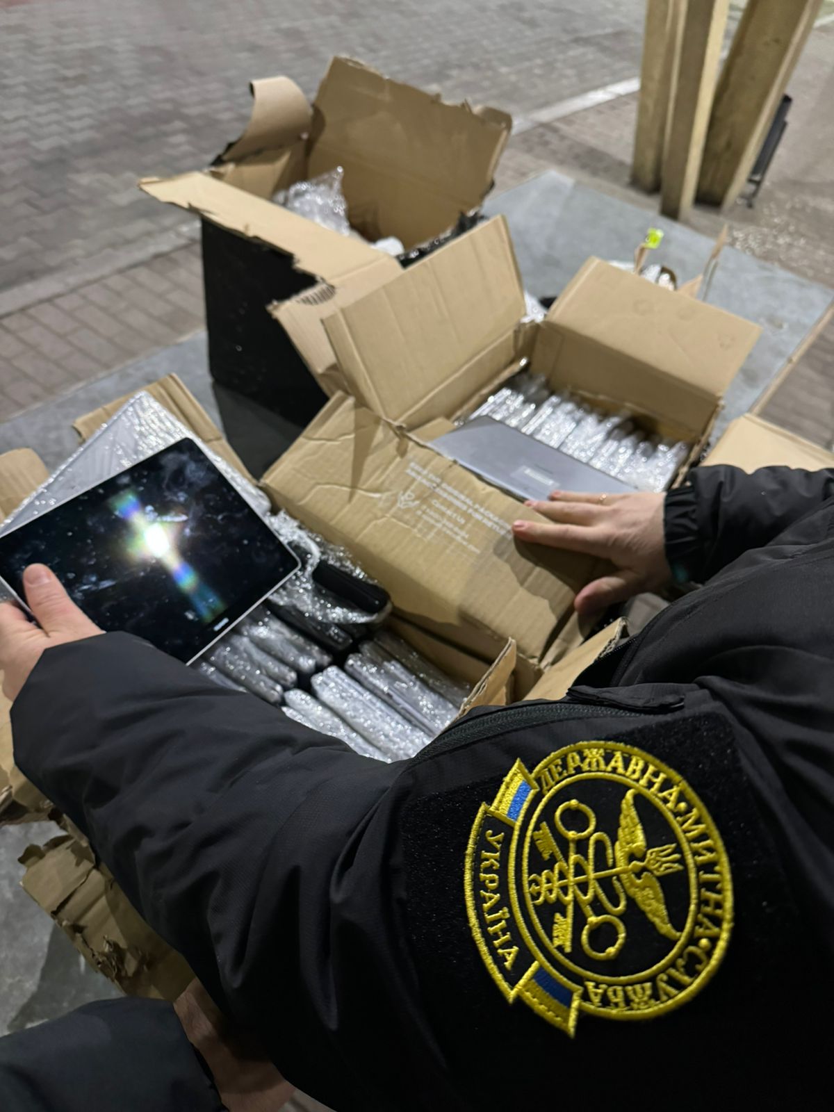 Львівські прикордонники викрили контрабанду планшетів