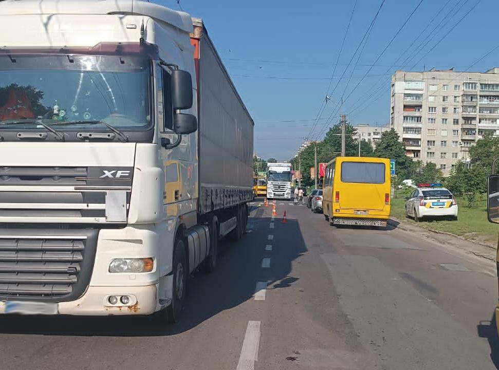 Вантажівка на смерть переїхала 71-річну львів’янку