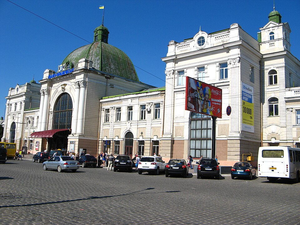 В Івано-Франківську оголосили термінову евакуацію з залізничного вокзалу: що сталося
