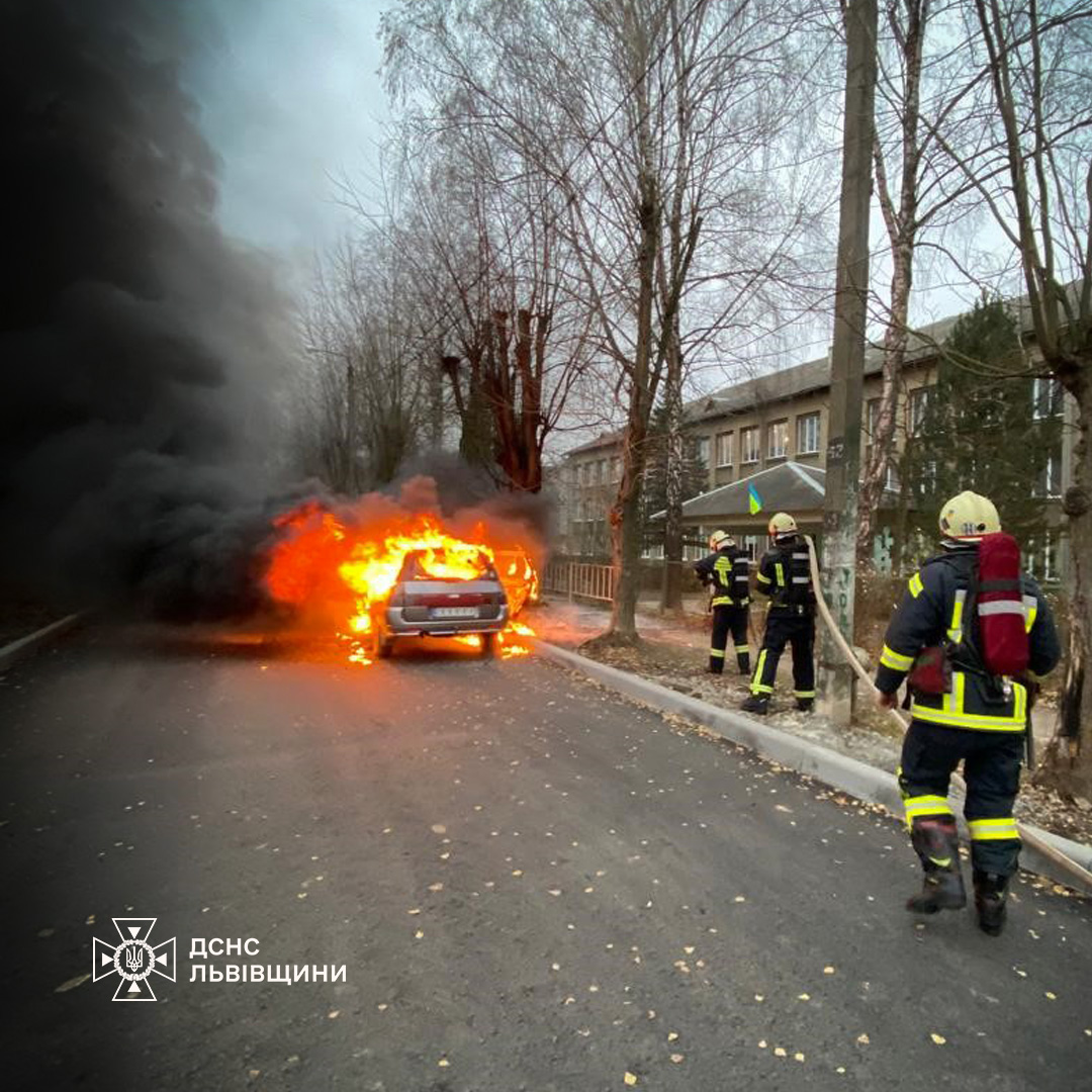 На Львівщині загорівся автомобіль, припаркований біля школи