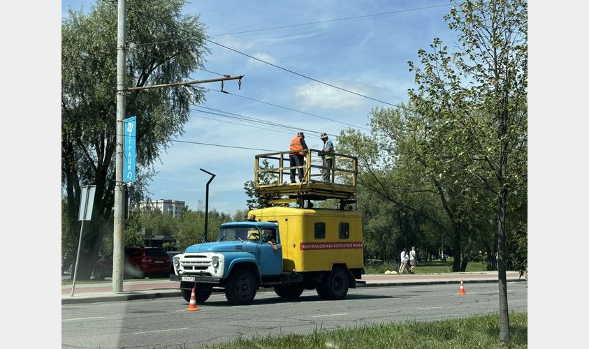 У Львові вантажівка обірвала контактну мережу: тимчасово не курсують тролейбуси
