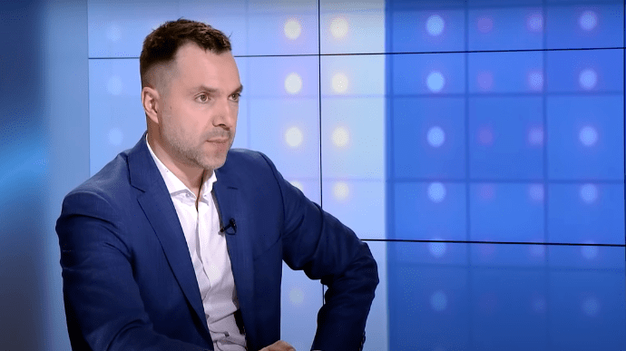 Ворог намагається оточити Харків, але зазнає втрат - Арестович