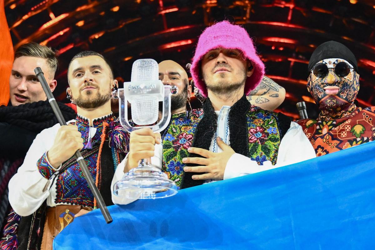 Лідер гурту Kalush Orchestra продає свою рожеву панаму, щоб допомогти Україні