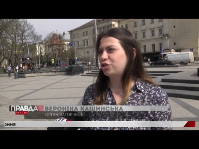 У Львові роздавали наліпки «Стопфейк»