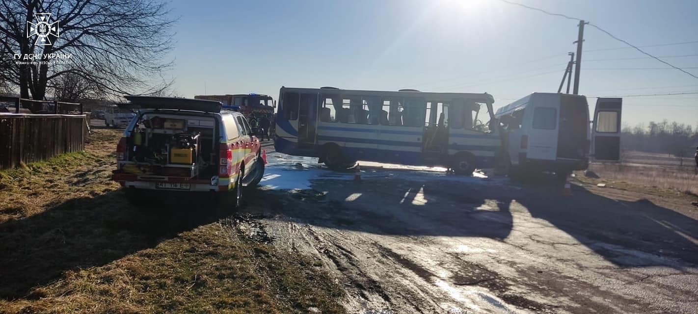 На Прикарпатті сталася смертельна ДТП. Зіткнулися два автобуси