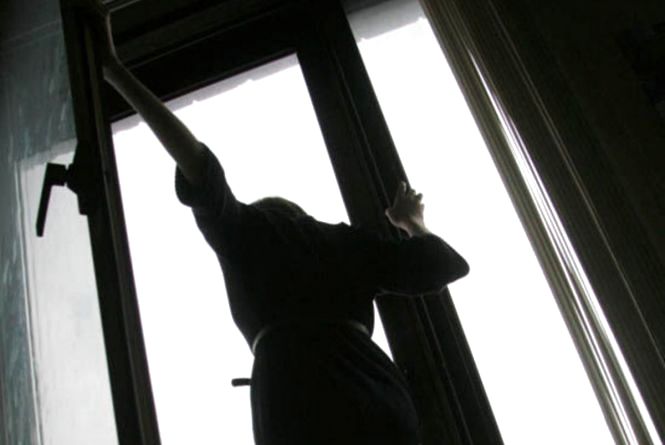 У Києві 14-річна школярка випала з вікна навчального закладу: Що з дівчиною