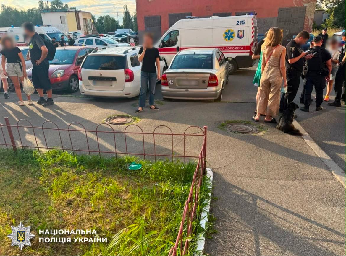 Ножем в голову: у Києві молодик влаштував різанину на вулиці (фото)