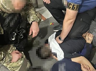Діяли на Київщині та Хмельниччині: СБУ затримала підпалювачів авто військових