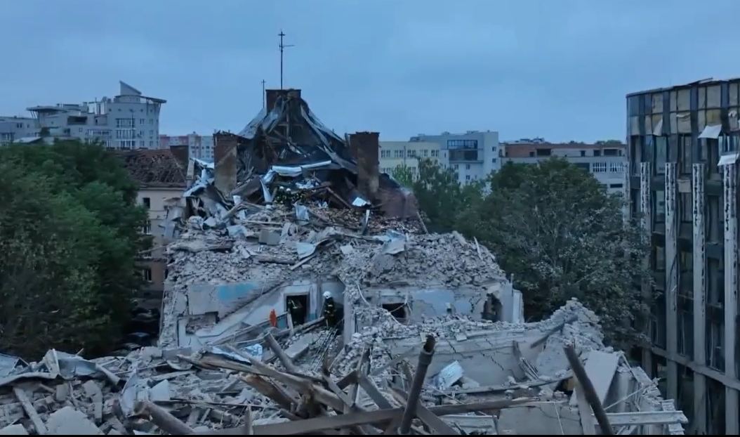 «Буде відповідь ворогу, відчутна». Зеленський показав кадри руйнувань у Львові