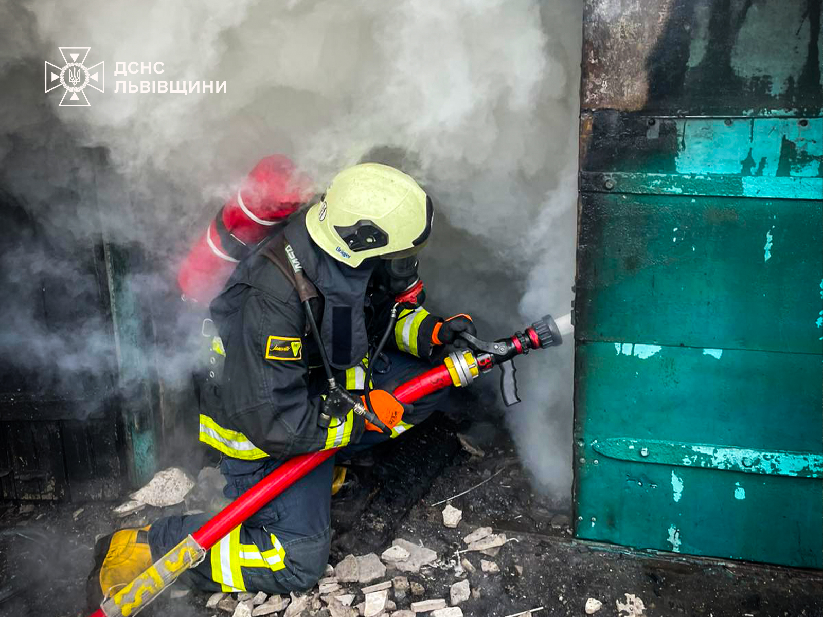 На Львівщині горів гараж із автівкою та мотоциклом: вогонь ледь не перекинувся на сусідів