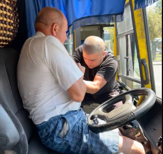 Між водіями львівських маршруток сталася бійка. Пасажири показали відео.