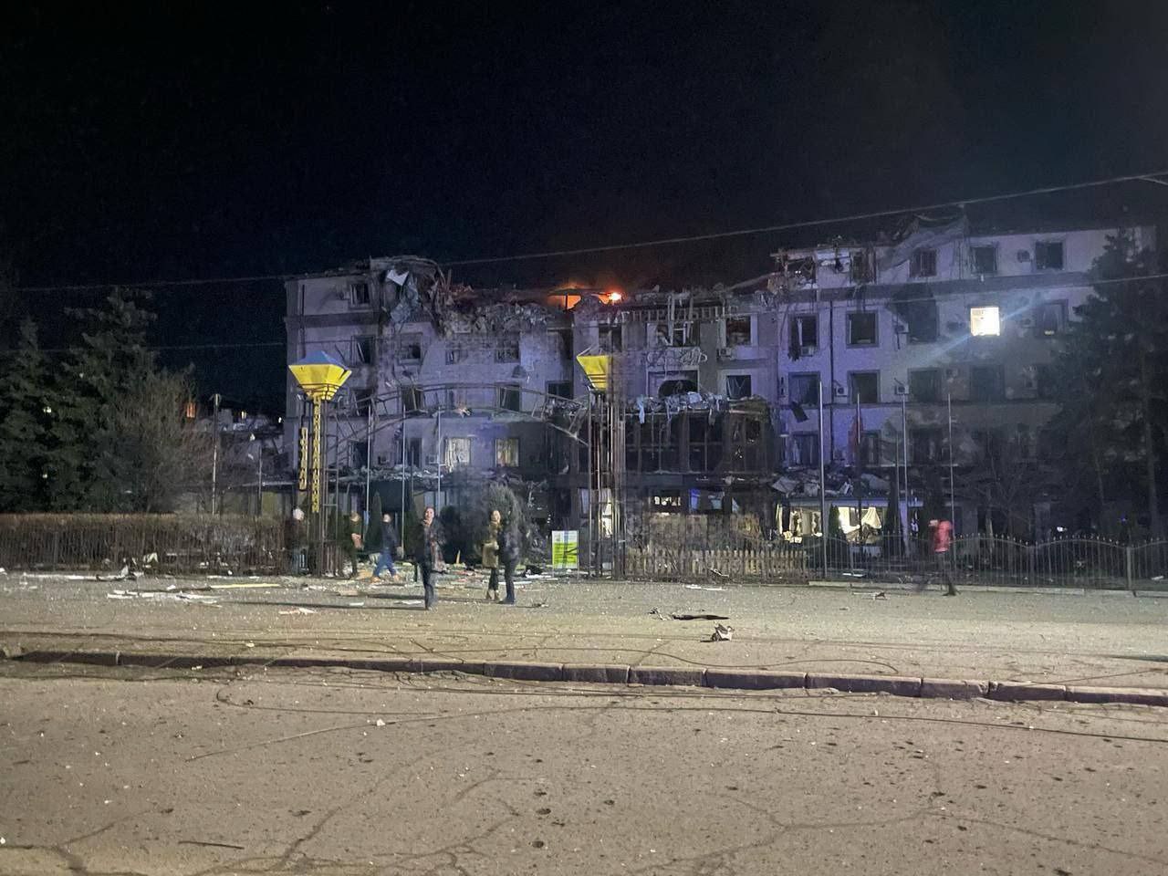 Війська РФ вдарили ракетами по Кривому Рогу: під завалами можуть бути люди