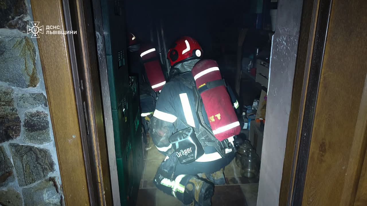 Вночі у Львові горів будинок: фото з пожежі