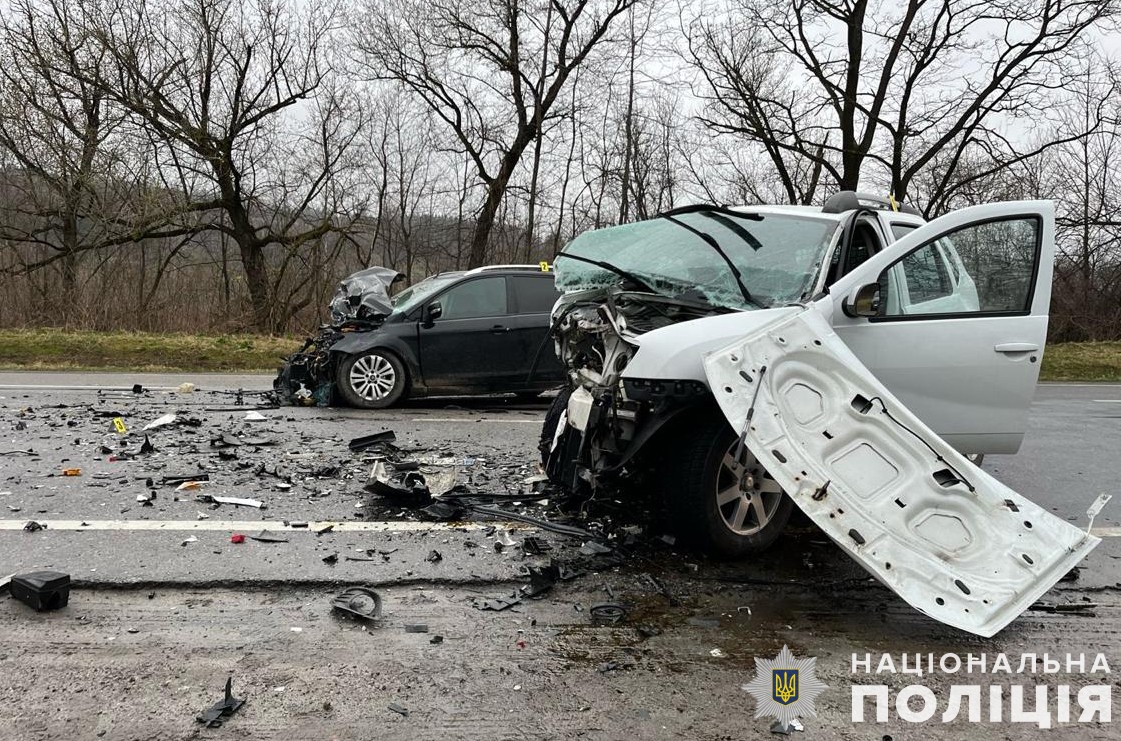 На Львівщині зіткнулися два автомобілі: один з водіїв у реанімації