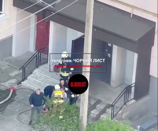 У Львові на Личаківській горить квартира, з помешкання винесли жінку: Перше відео